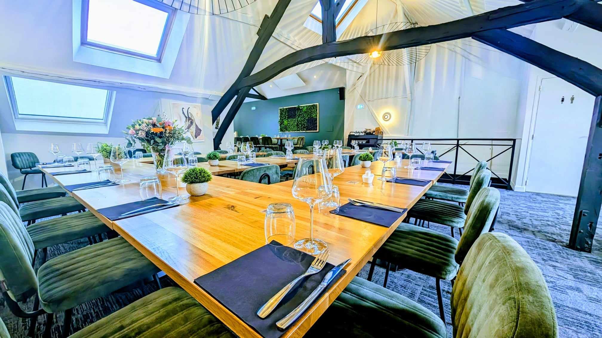 Le premier étage du Bistro dressé pour recevoir un groupe